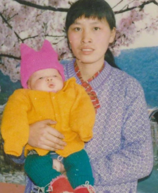 陳女士當年與兒子的合照。