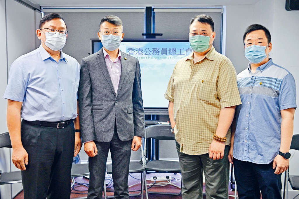 ■公務員總工會副主席林景偉(左一)、主席馮傳宗(左二)、副主席劉緯麒(右二)和副主席董俊均(右一)。