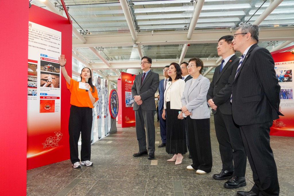 眾嘉賓在香港科技園公司高層陪同下,參觀「國家航天事業成就」專題展覽。 眾嘉賓在香港科技園公司高層陪同下,參觀「國家航天事業成就」專題展覽。
