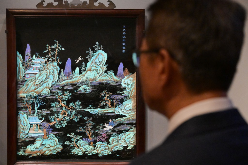 陳茂波指「紫禁城看世界」展覽其中一幅清代山水掛屏,令人印象深刻。陳茂波網誌 陳茂波指「紫禁城看世界」展覽其中一幅清代山水掛屏,令人印象深刻。陳茂波網誌