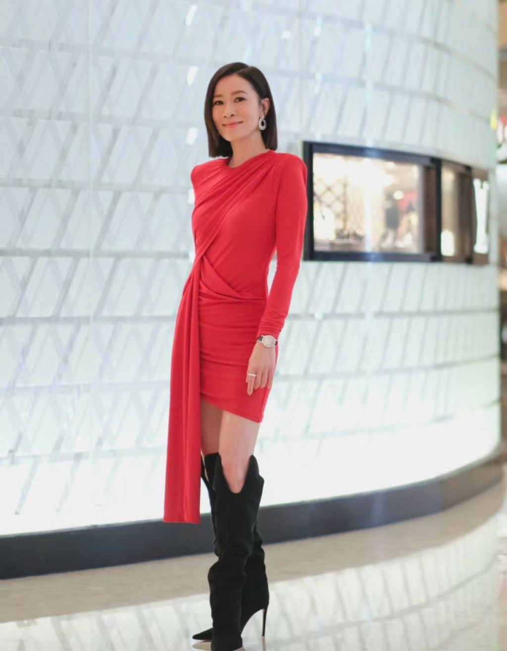 佘诗曼凭TVB剧集《新闻女王》「Man姐」一角爆红，商演活动接不停。