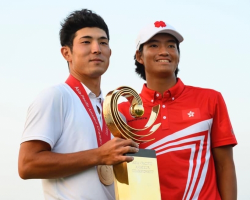 許龍一(右)在賽後與奪得冠軍的日本球手中島啟太（左）合照。AAC Golf圖片

