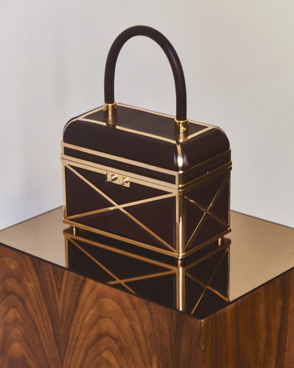 Gabriela Hearst飾以金色細節的立體Virginia Bag/$38,500/Lane Crawford，以歌手Patsy Virginia Cline 命名。