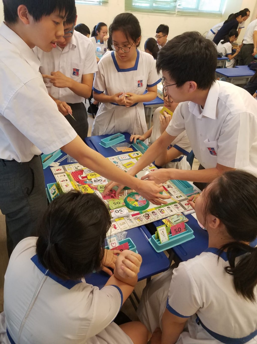 中六課堂利用桌遊學習規劃人生。 中六課堂利用桌遊學習規劃人生。