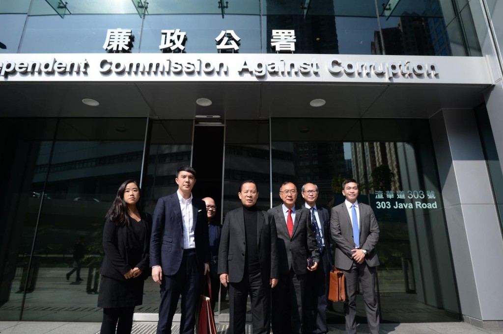岡田和生(中)由資深大律師清洪及律師陳廷謙陪同下,到廉署總部,辦理撤銷保䆁手續、獲無條件釋放。