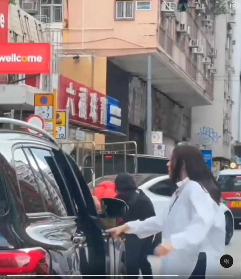 唐詩詠的座駕引起網民討論。 唐詩詠的座駕引起網民討論。