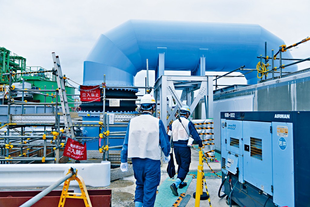 東京電力公司職員上月中帶美聯社記者，參觀福島第一核電廠的核廢水排海設施。 