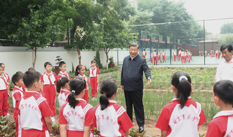 2023年5月31日，习近平到北京育英学校探望慰问师生，向全国广大少年儿童祝贺「六一」国际儿童节快乐。（央视新闻）