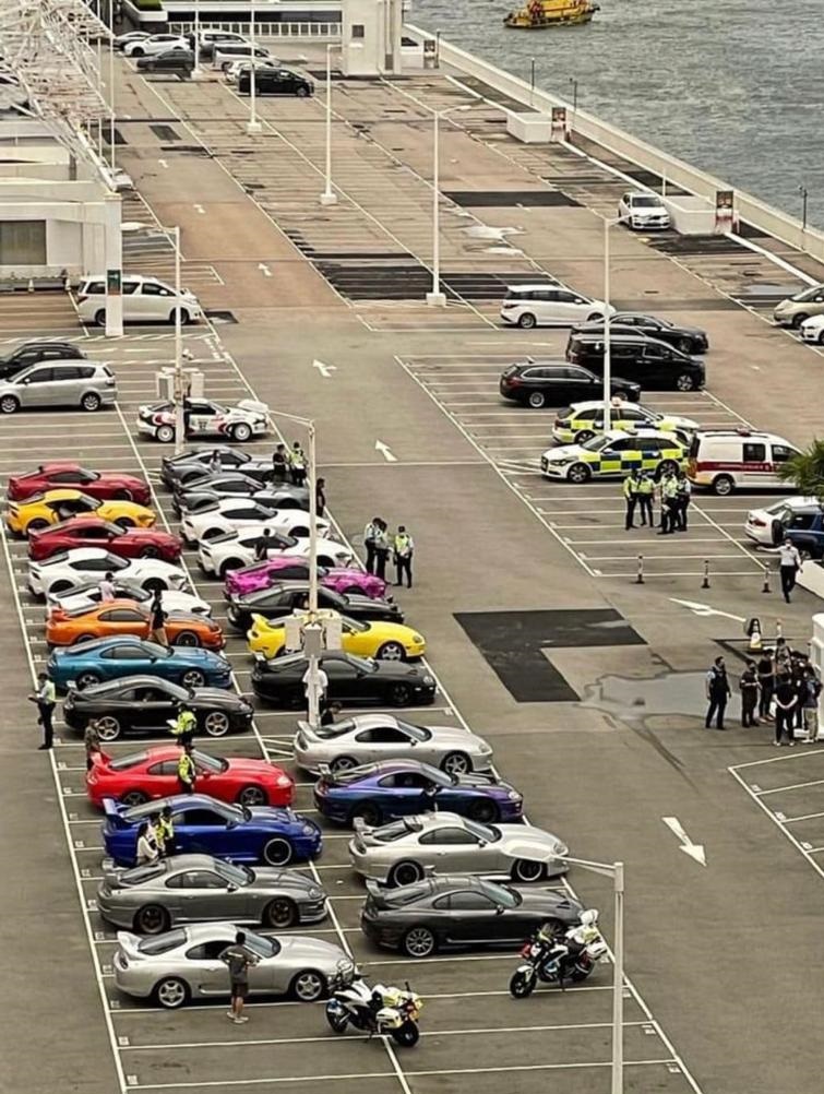 尖沙嘴海運大廈今日有大批改裝車友聚會。警方圖片