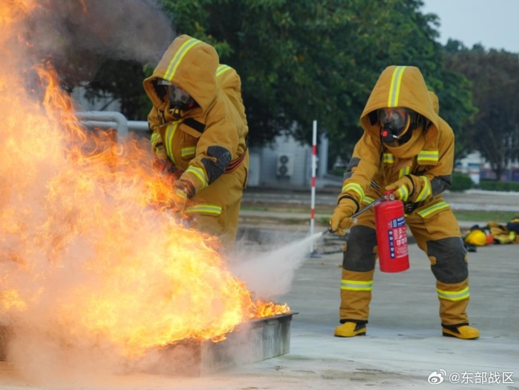 解放军官兵加强舰艇救火及堵塞的训练。东部战区