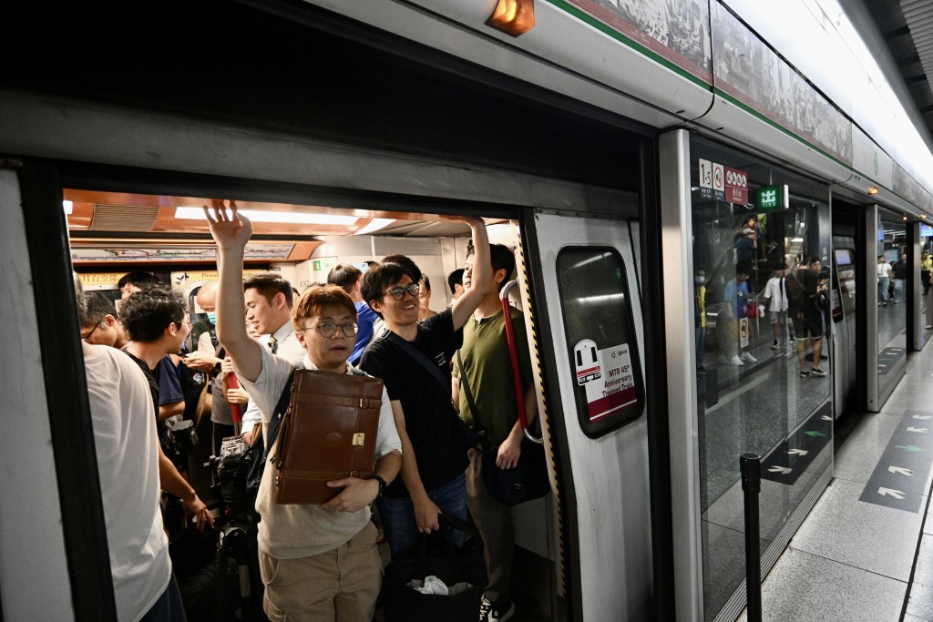 列車開出時，車內乘客揮手告別。