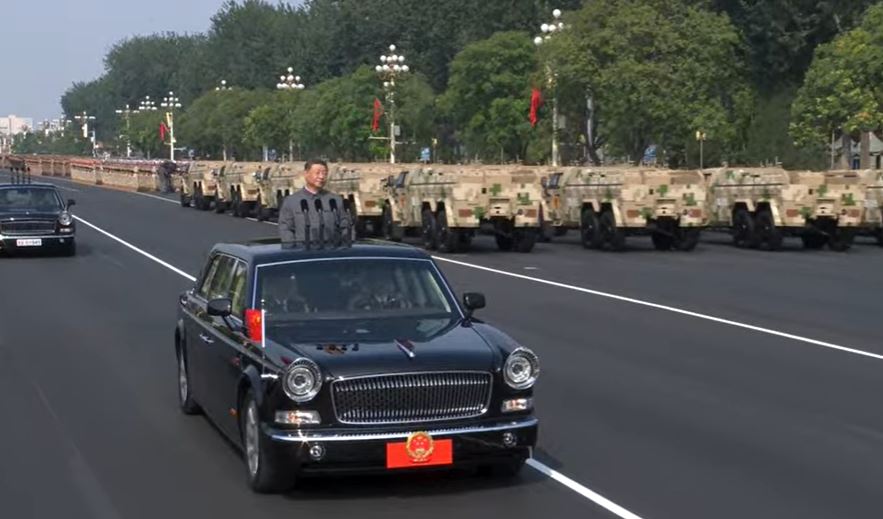 習近平乘紅旗檢閱車駛上長安街。 央視截圖