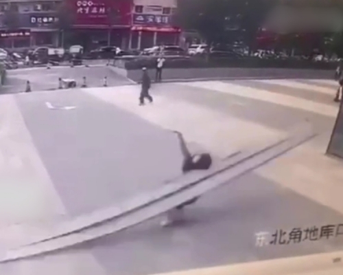 山西一名女子經過一座商場樓下時，突然遭到一個從高空墜落的鐵架擊中，當場慘死。　影片截圖