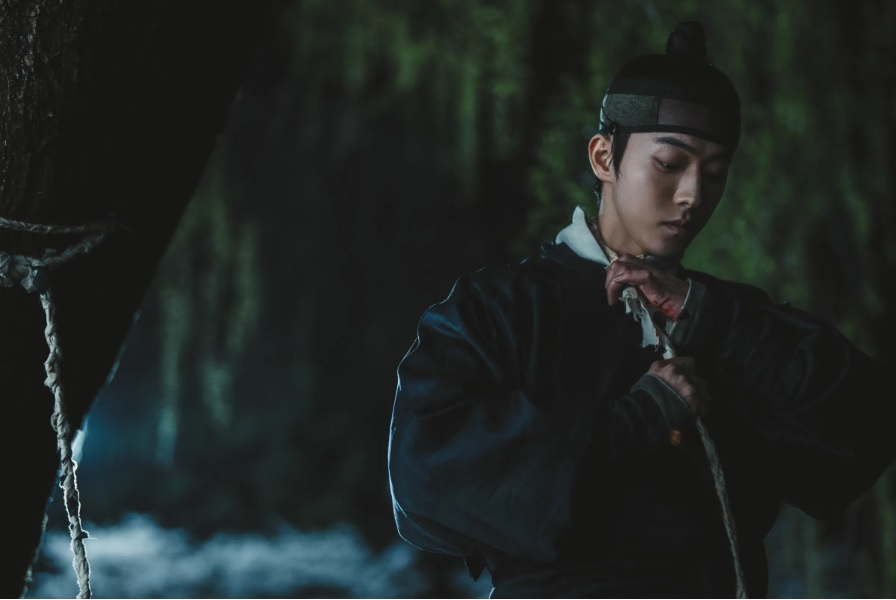 「九天」能透過水穿梭陰陽界,故被君王召來解開東宮詛咒之謎。 「九天」能透過水穿梭陰陽界,故被君王召來解開東宮詛咒之謎。