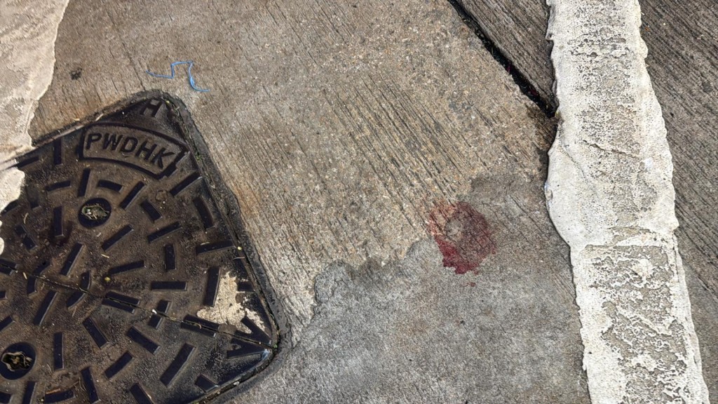 現場遺下一灘血迹。 現場遺下一灘血迹。