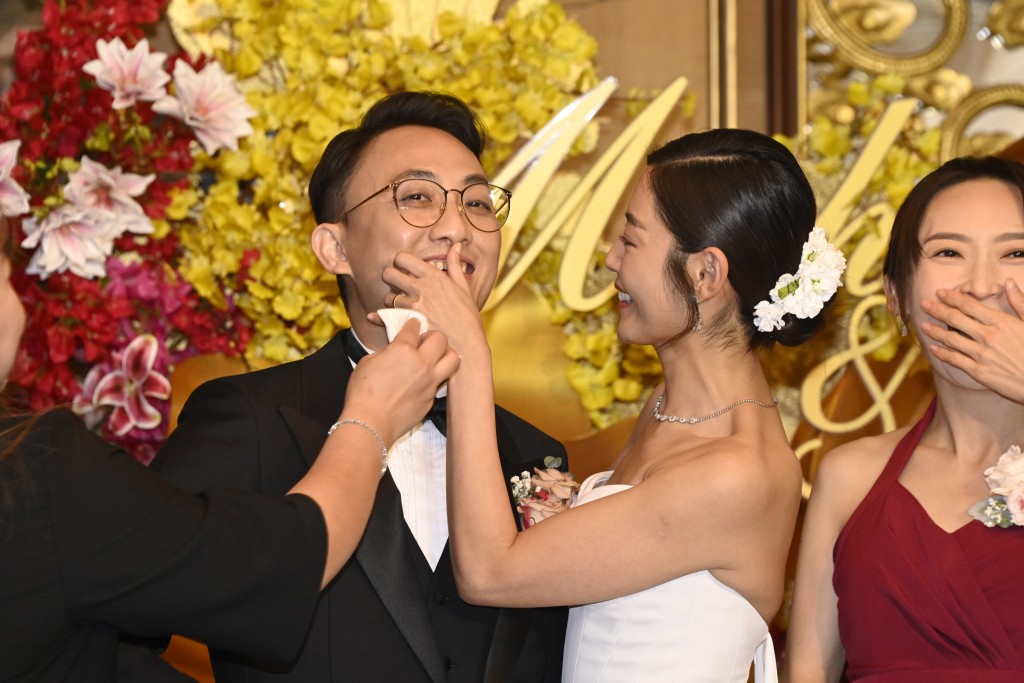 衛詩雅幫周祉安抹嘴。
