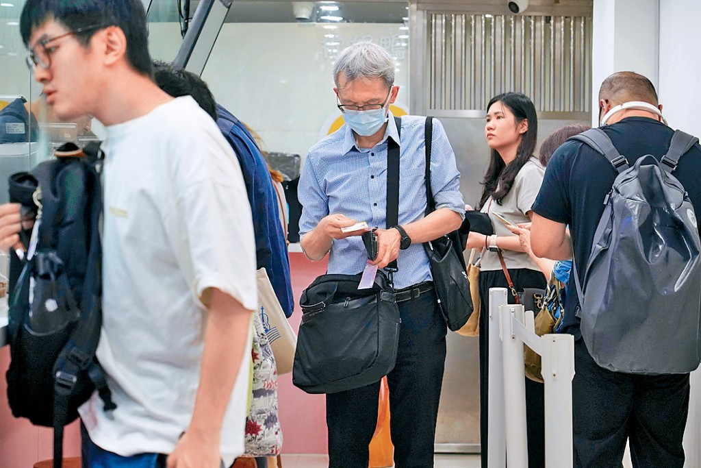 日圓持續下跌,不少市民「趁低吸納」。