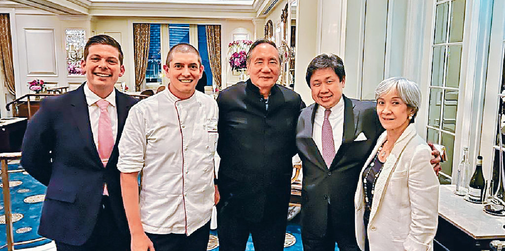 ■跟半島酒店亞洲區副總裁Joseph（右二）、吉地士主廚Albin（左二）及吉地士餐廳經理Mathieu（左一）來將合照。