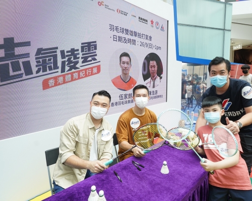 伍家朗及陳浩源為答謝現場市民的支持，即場在羽毛球上簽名。