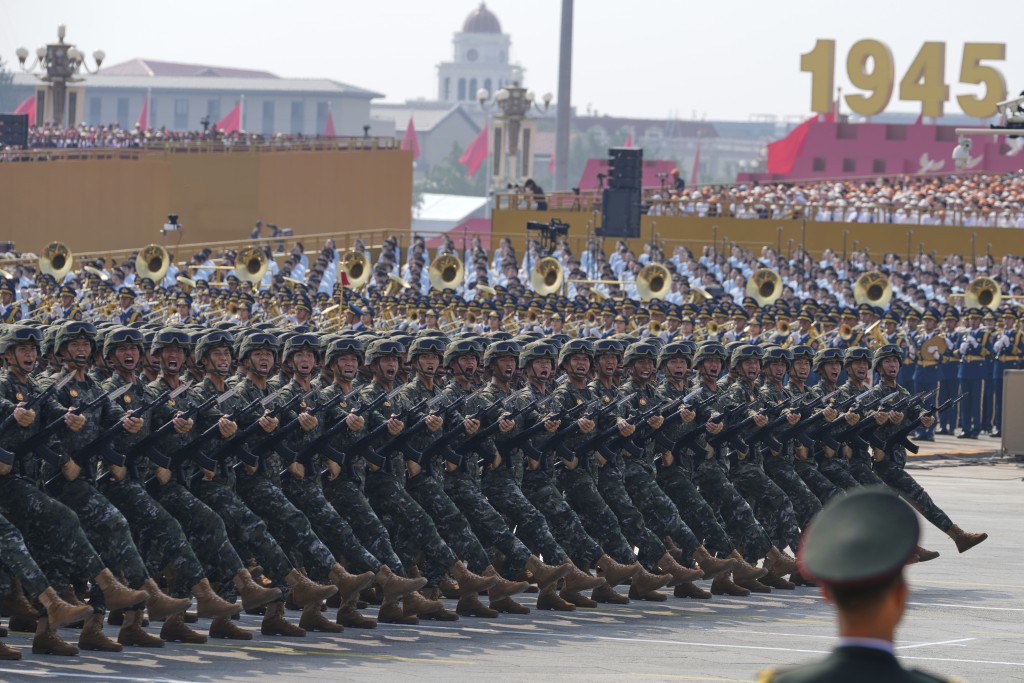 大閱兵上,各個方隊整齊步操,氣勢磅礡。美聯社 大閱兵上,各個方隊整齊步操,氣勢磅礡。美聯社