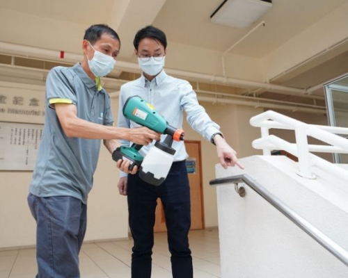 陳俊邦(右)表示,如果抗菌塗層使用方法不正確,會影響抗菌塗層效力。VTC提供圖片