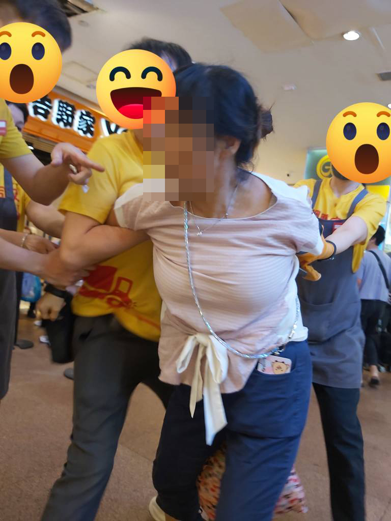 女子被超市職員制服。網上圖片