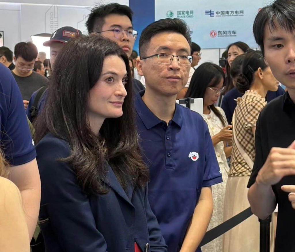 輝達CEO黃仁勳的女兒黃敏珊（左）現身在北京舉行的世界機械人大會。微博@大越楚卿