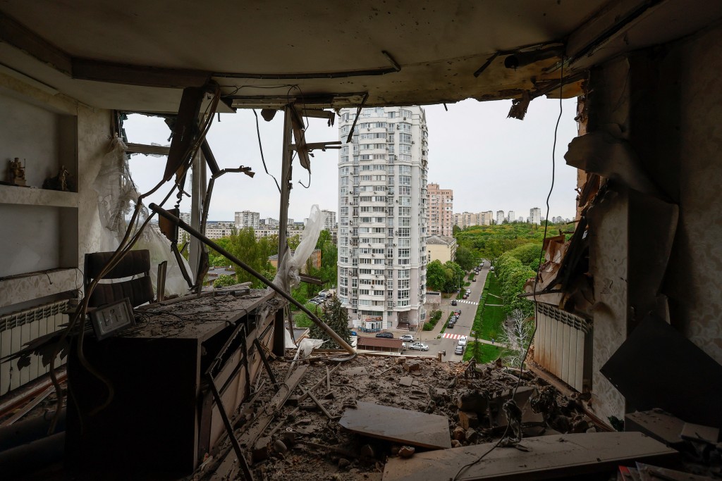 在基輔市中心舍甫琴科區區，有無人機碎片擊中一座2層高樓房，造成損毀。路透社