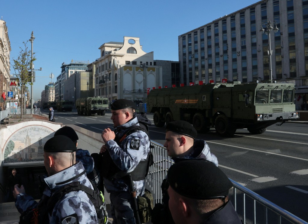 俄羅斯伊斯坎德爾-M 導彈發射器在勝利日閱兵前沿著街道行駛。路透