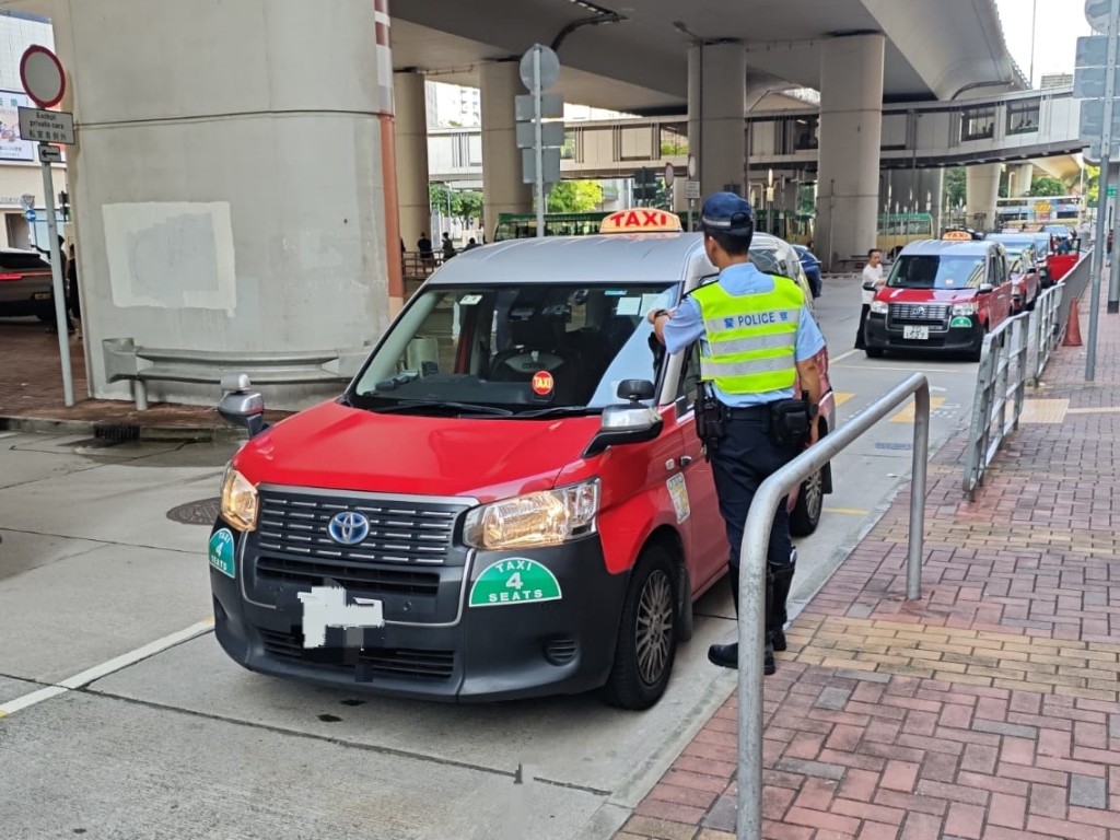 另外,警方亦發出9張定額罰款通知書。 另外,警方亦發出9張定額罰款通知書。