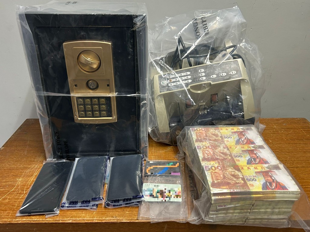 警方于店内检获3000张冥钞，一个夹万及点钞机。警方提供