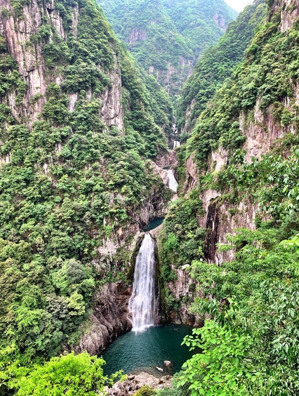温州雁荡山景区，是浙江唯一的世界地质公园，地势险要雄伟。微博