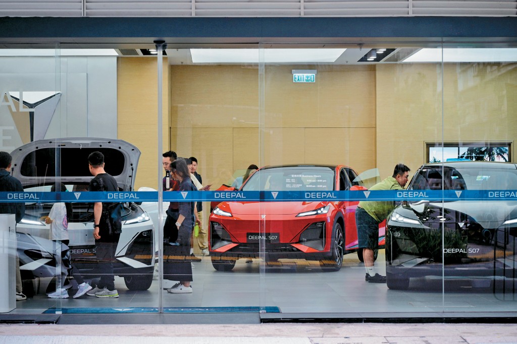 电动车「一换一」计划明日结束，不少买家赶在死线前选购。