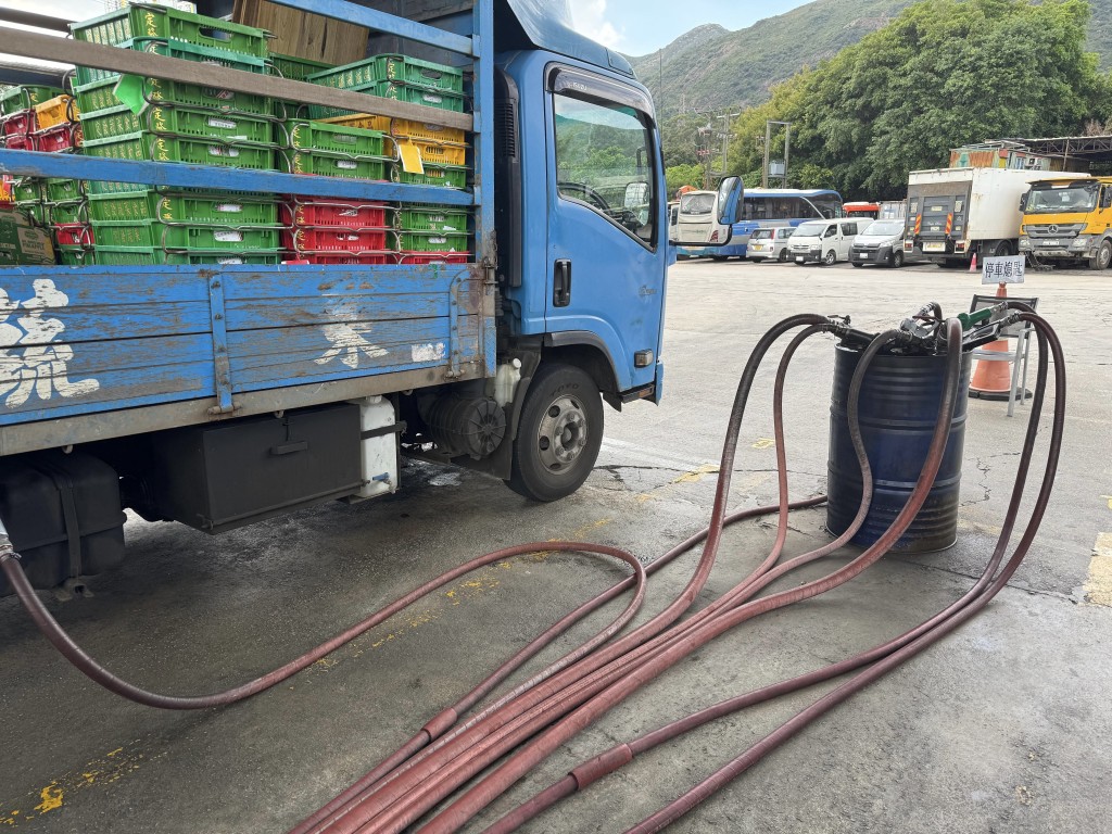 「油擊」全港性執法行動動員逾千人，搗破23個非法油站。