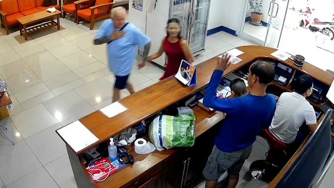 英籍遊客貝塔德被拍到拖着泰國妓女。網圖 英籍遊客貝塔德被拍到拖着泰國妓女。網圖