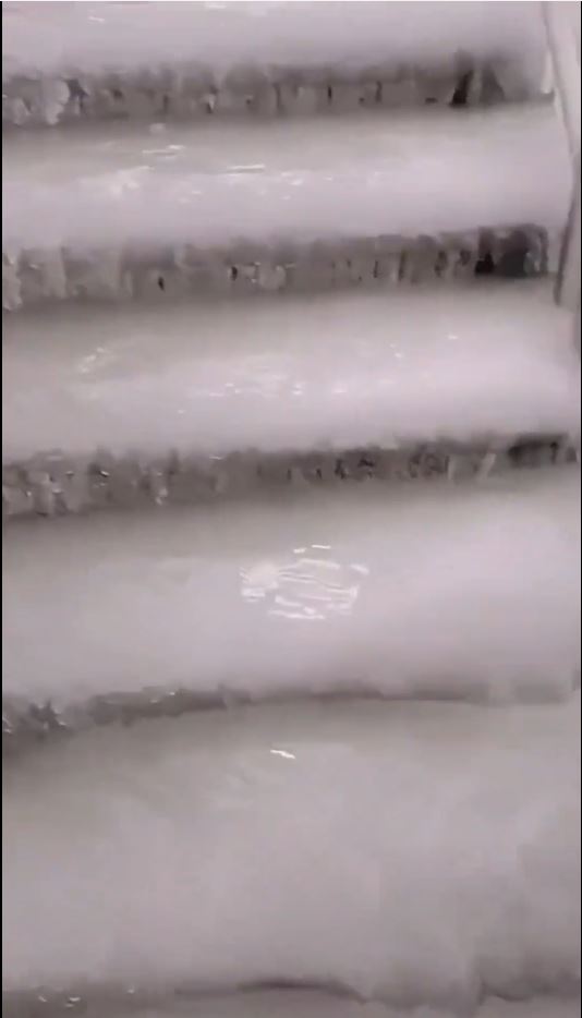 黑龍江有民眾忘關水龍頭，導致單位被冰封。抖音＠鄉村情懷