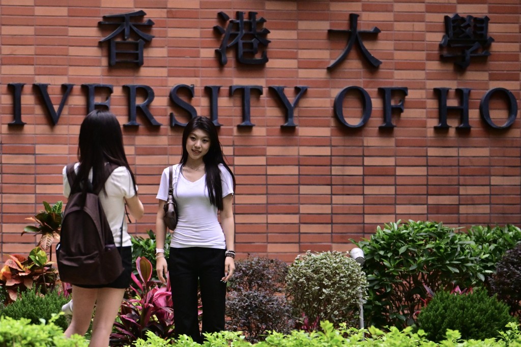华南理工大学二年级生陈小姐（右）称未有预约，但获保安通融放行参观。