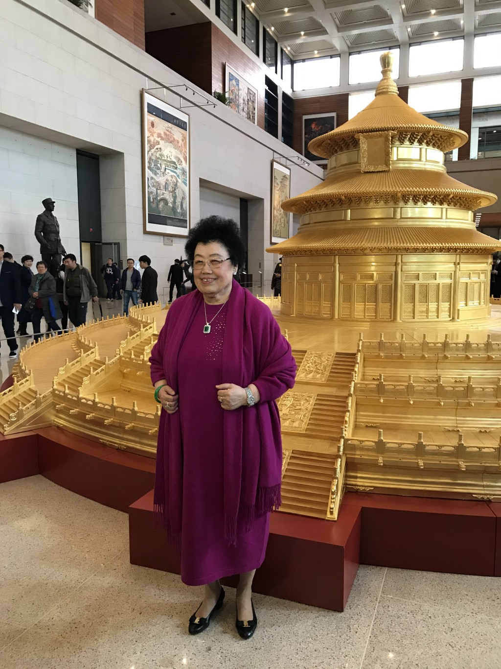 2017年，陈丽华向国家博物馆捐赠“著名古建筑天坛祈年殿制作模型”。《星岛》资料图片