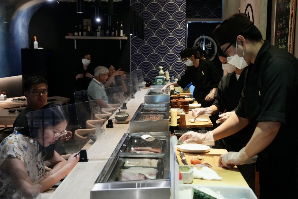 禁令生效前夕仍有不少市民到日式食肆用膳。資料圖片