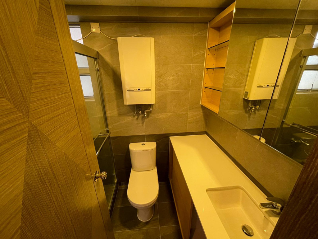 浴室並非黑廁，亦備有獨立淋浴間，打理更方便。