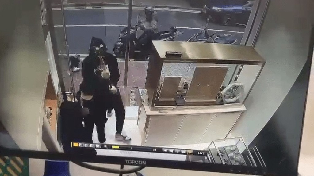 其中一人手持鐵錘。 其中一人手持鐵錘。
