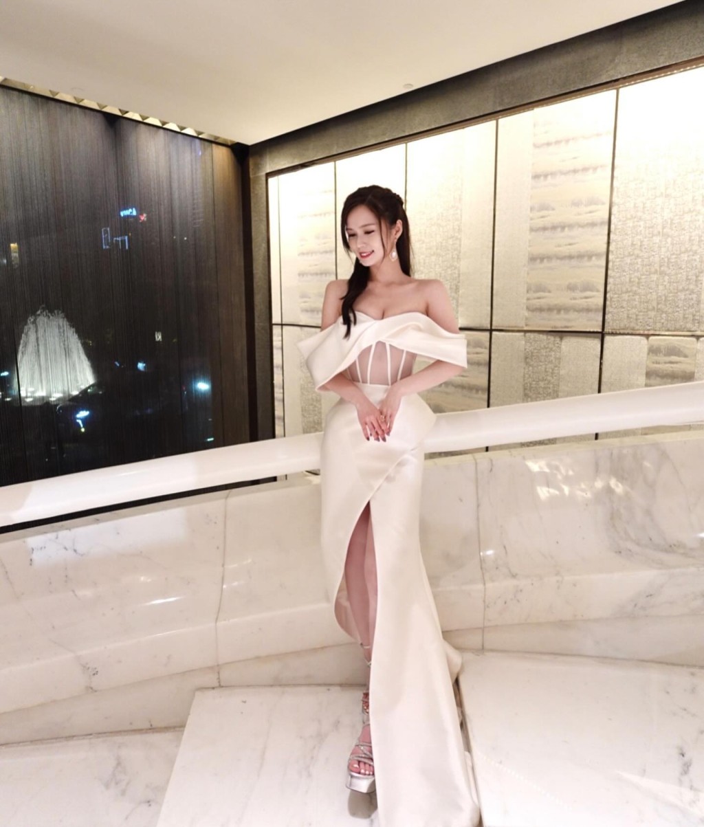 梁超怡谷胸上陣晒晚裝和穿婚紗的照片，令網民大為驚喜。