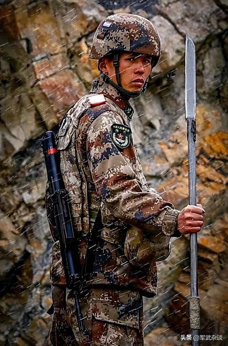 中印边境，手持长矛身背自动步枪的中国军人。