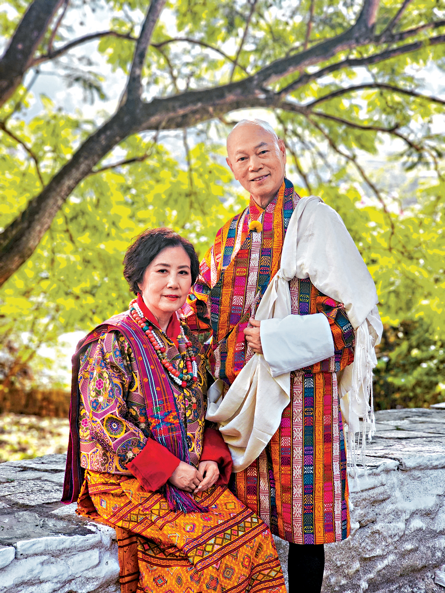 阿姐與家英哥穿上不丹傳統服飾拍婚紗照，十分甜蜜。