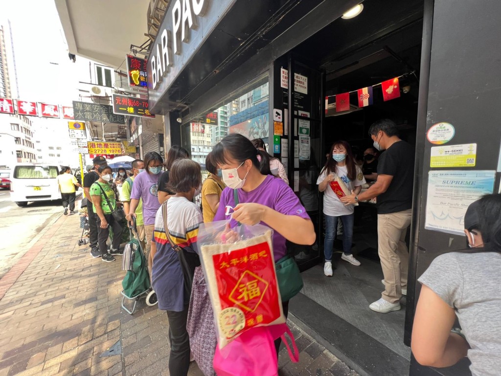 太平洋酒吧員工今早11時已抵達深水埗元州街分店向基層派米。(受訪者提供圖片)