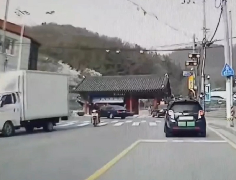 南韓有年老司機疑因不熟路況，撞毀有400多年歷史古蹟。影片截圖