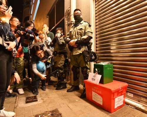 防暴警察看守票箱。