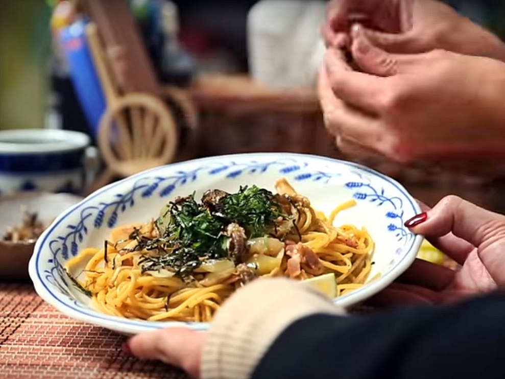 炮製昆蟲美食。影片截圖