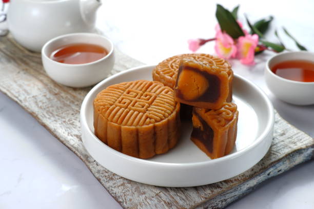 原來吃月餅中的鹹蛋黃,其實都在發揮「壓煞」的功能!而月餅裏的鹹蛋黃,正是鴨蛋黃。 原來吃月餅中的鹹蛋黃,其實都在發揮「壓煞」的功能!而月餅裏的鹹蛋黃,正是鴨蛋黃。