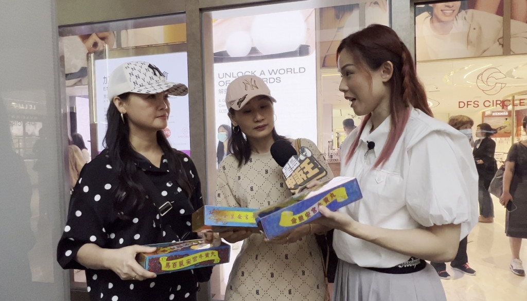 《星島申訴王》拿正貨與B貨進行街頭實測，看看受訪者能否分辨哪個是正貨。有內地旅客深信香港不會賣假貨。